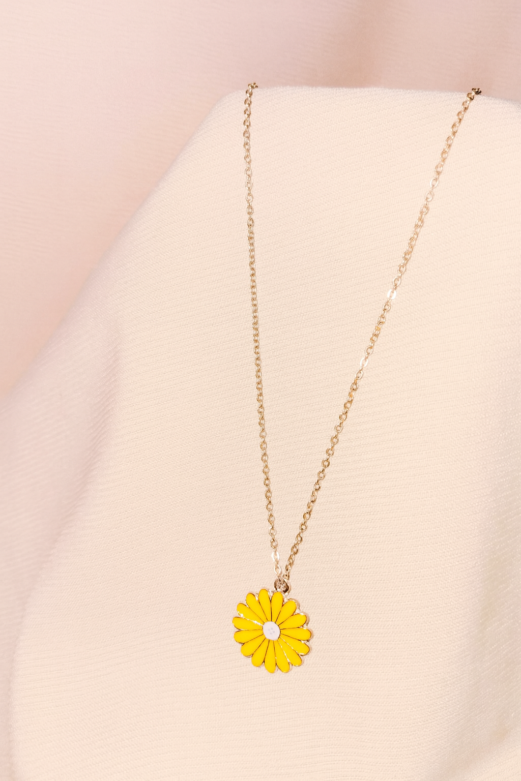 Sunny Daisy Pendant Necklace